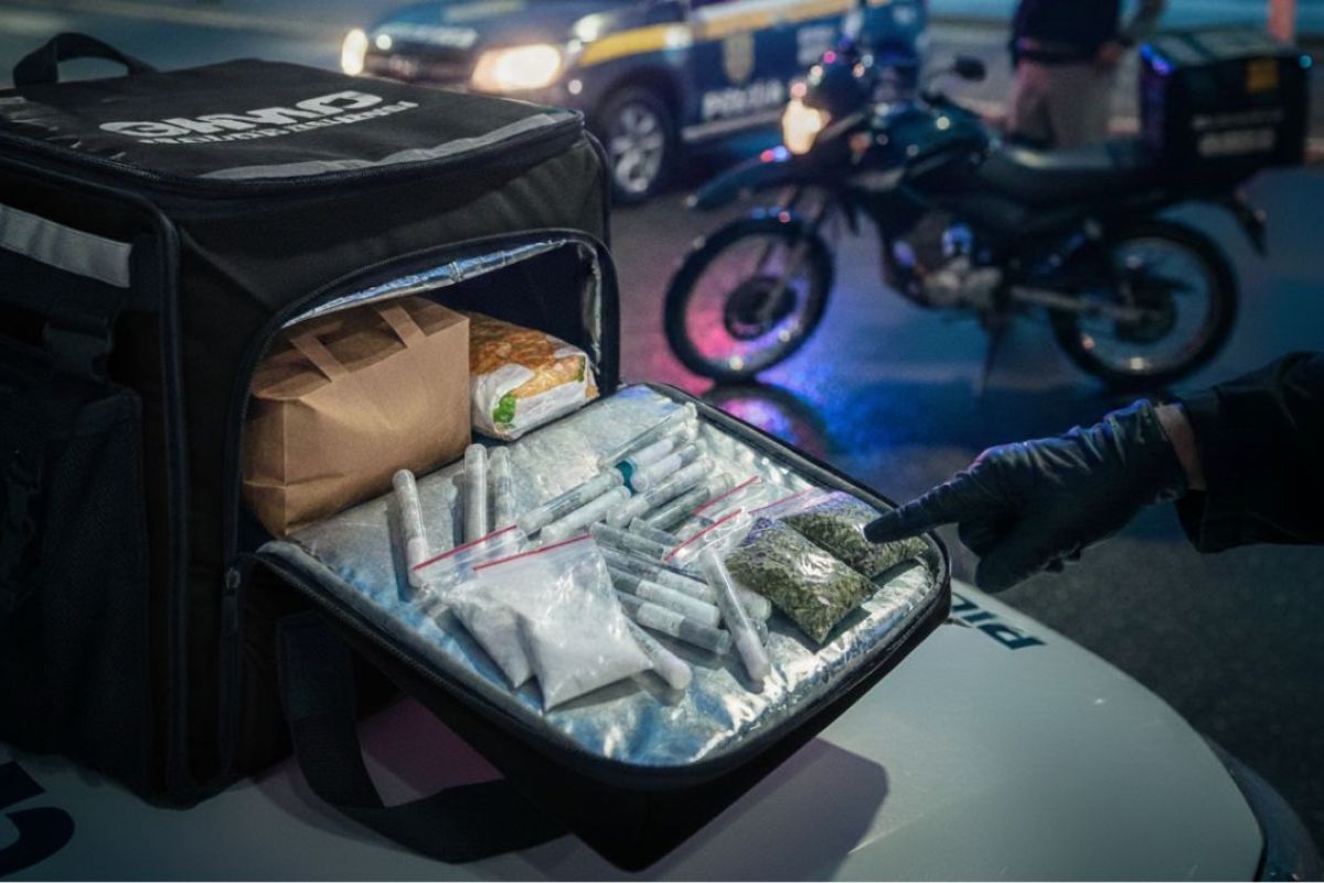 PM prende dupla que fazia "delivery" de drogas durante o Carnaval em Três Marias